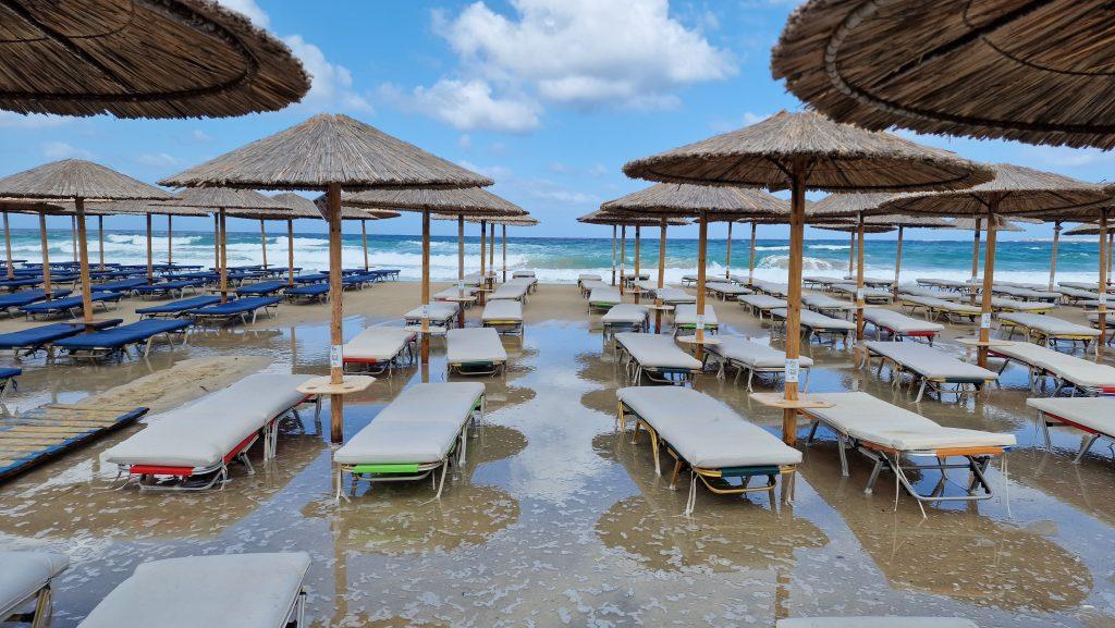 lettini ombrelloni spiaggia di falassarna creta cosa vedere 3