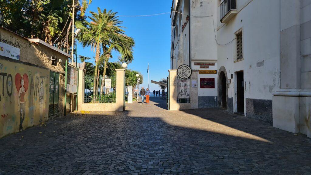 Cosa Vedere a Sorrento Villa Comunale e vista sugli stabilimenti balneari di Sorrento in inverno 15