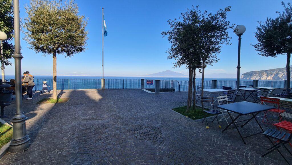 Cosa Vedere a Sorrento Villa Comunale e vista sugli stabilimenti balneari di Sorrento in inverno 2