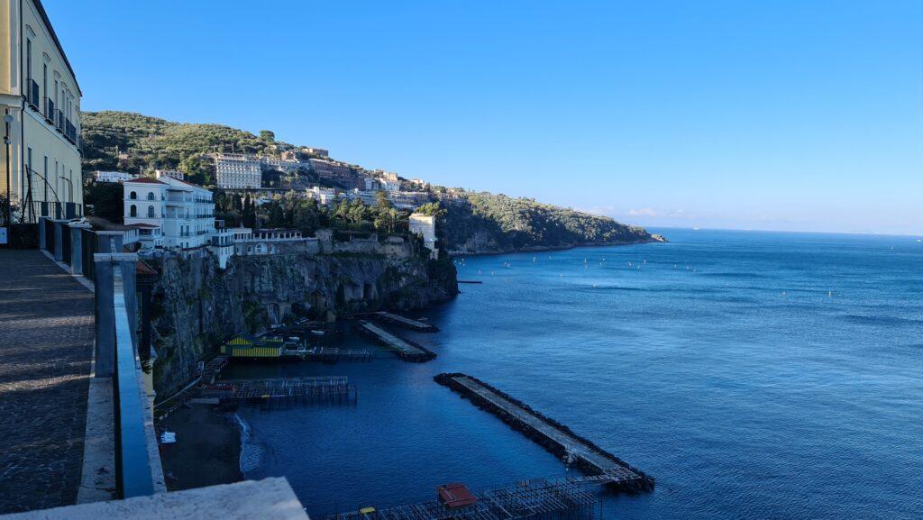 Cosa Vedere a Sorrento Villa Comunale e vista sugli stabilimenti balneari di Sorrento in inverno 5