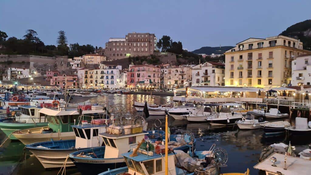 Cosa Vedere a Sorrento. Marina Grande di sera destate 1