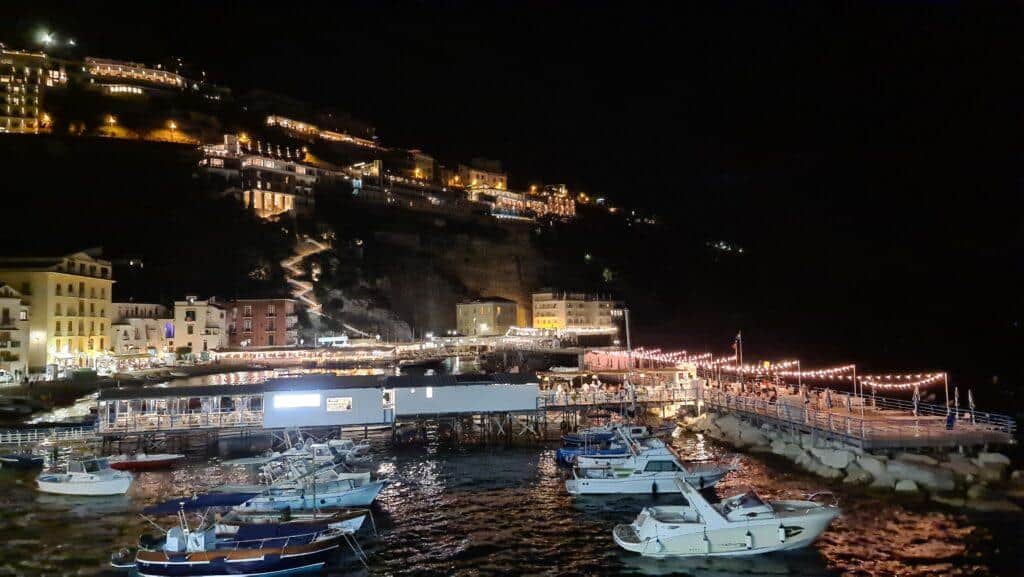 Cosa Vedere a Sorrento. Marina Grande di sera destate 6