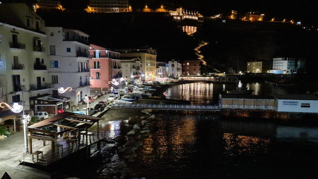 Cosa Vedere a Sorrento. Marina Grande di sera dinverno. Sorrento in inverno 2