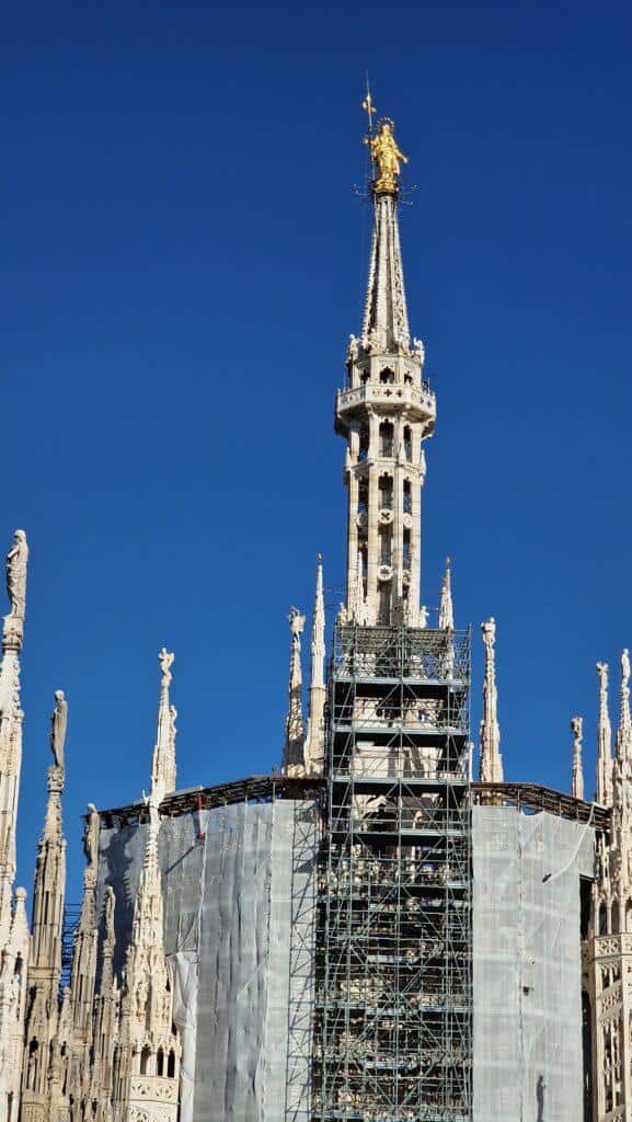 Cosa vedere a Milano Terrazze dalla Cattedrale punta con sopra la madonnina