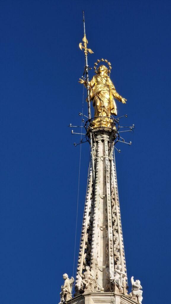 Cosa vedere a Milano Terrazze dalla Cattedrale punta con sopra la madonnina sul Duomo di Milano 1