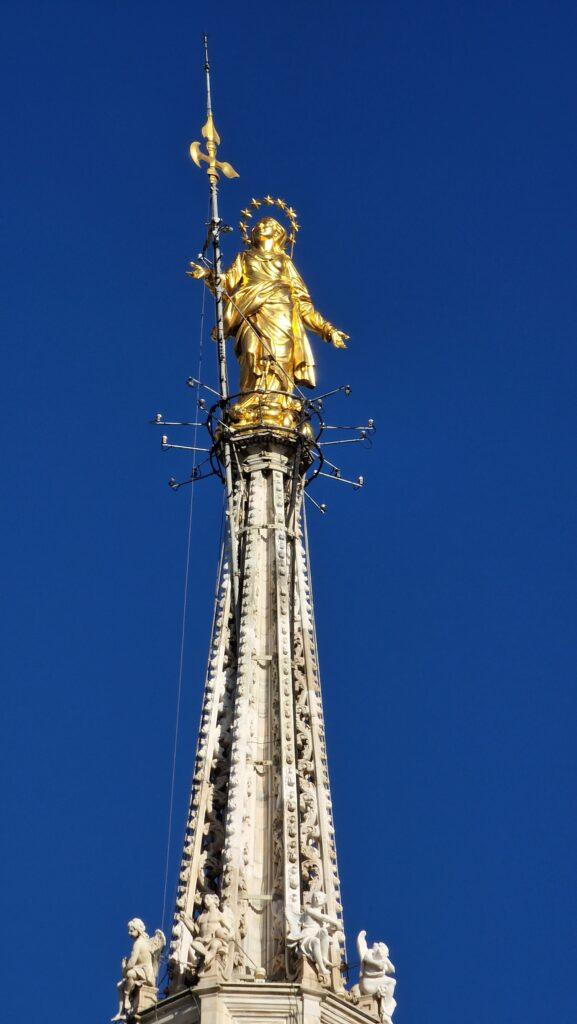 Cosa vedere a Milano Terrazze dalla Cattedrale punta con sopra la madonnina sul Duomo di Milano 2