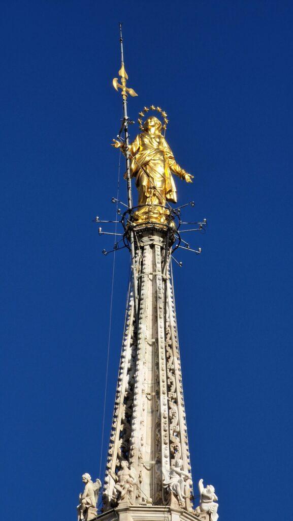 Cosa vedere a Milano Terrazze dalla Cattedrale punta con sopra la madonnina sul Duomo di Milano 3