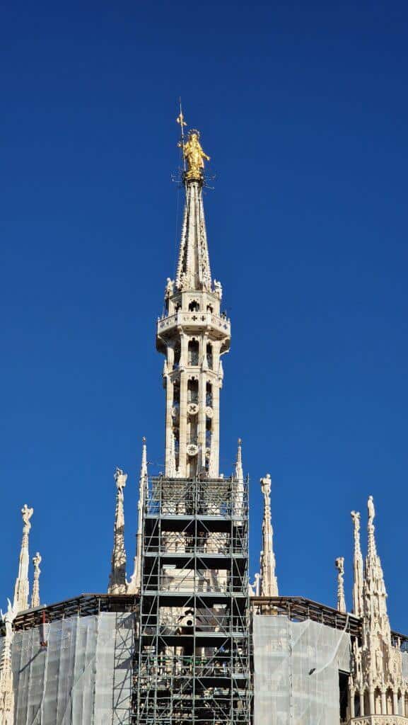 Cosa vedere a Milano Terrazze dalla Cattedrale punta con sopra la madonnina sul Duomo di Milano 4