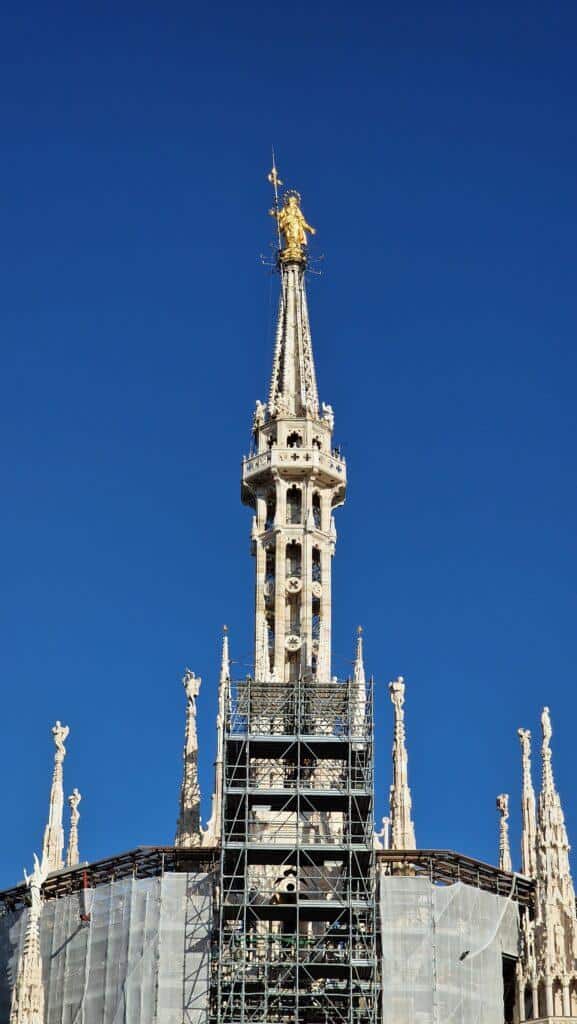 Cosa vedere a Milano Terrazze dalla Cattedrale punta con sopra la madonnina sul Duomo di Milano 5