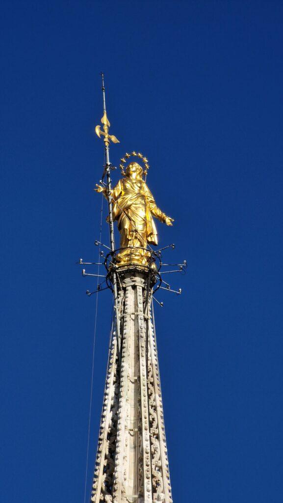 Cosa vedere a Milano Terrazze dalla Cattedrale punta con sopra la madonnina sul Duomo di Milano 6