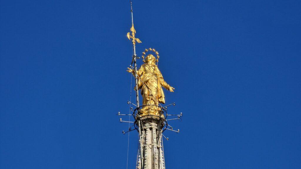 Cosa vedere a Milano Terrazze dalla Cattedrale punta con sopra la madonnina sul Duomo di Milano 7