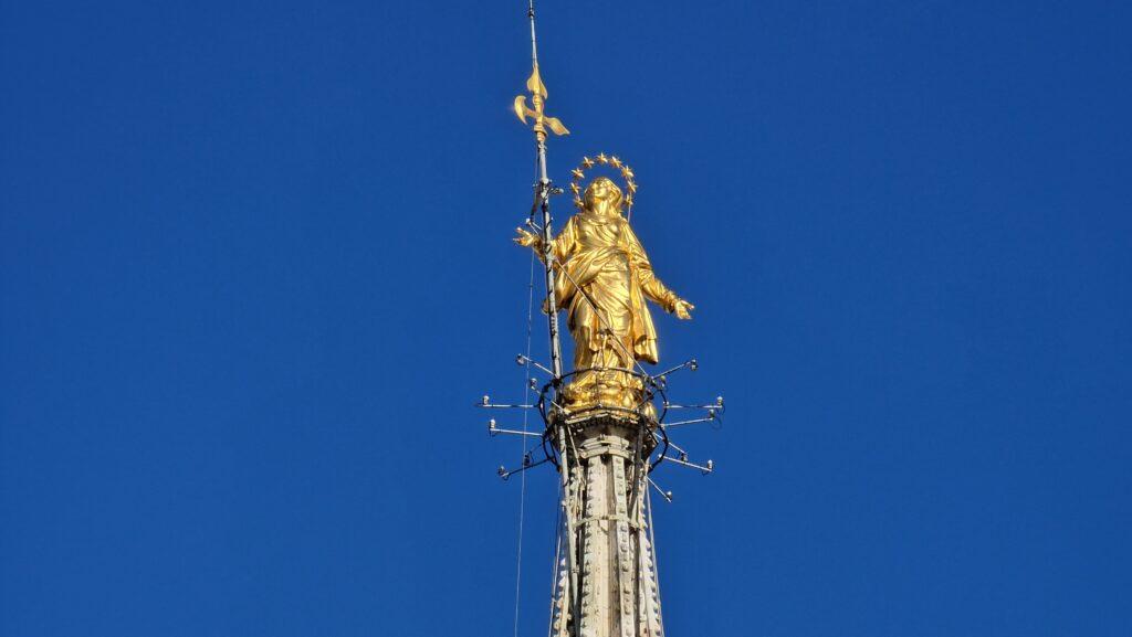 Cosa vedere a Milano Terrazze dalla Cattedrale punta con sopra la madonnina sul Duomo di Milano 8