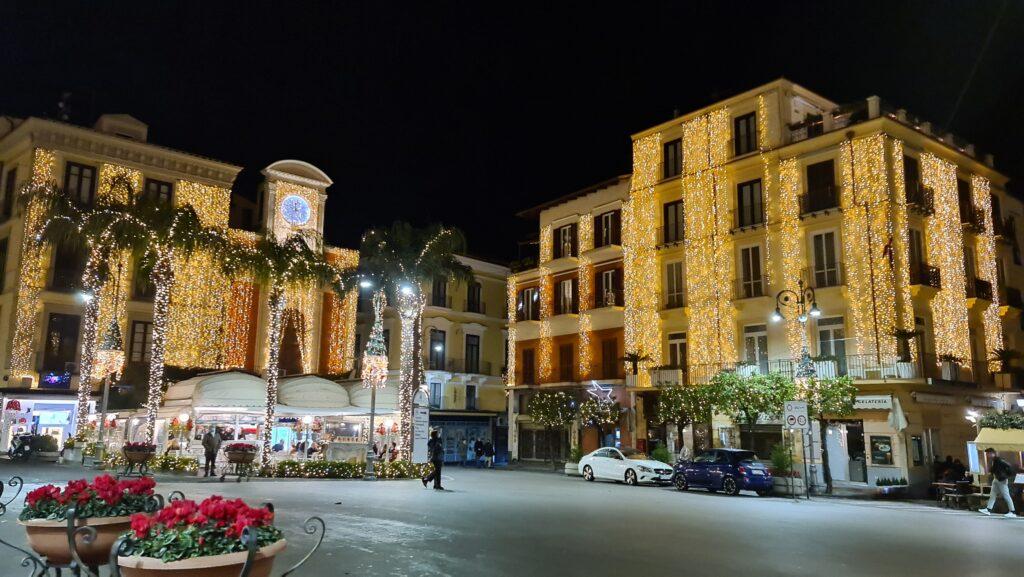 Cosa vedere a Sorrento Piazza Tasso in inverno illuminata 3