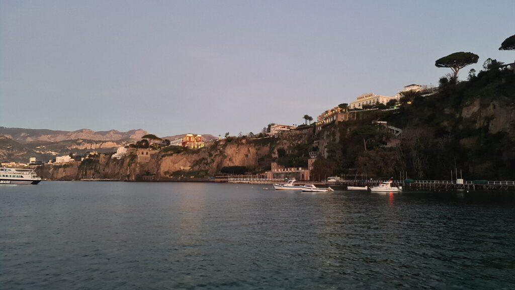 Europa Palace Sorrento in inverno di sera e Costiera della Penisola Sorrentina da Marina Piccola 2