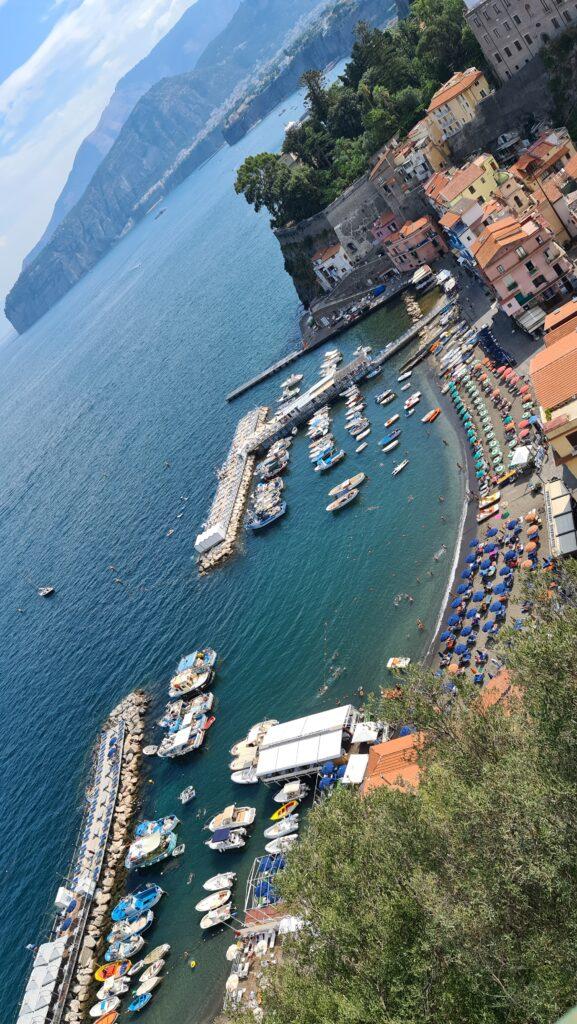 Sorrento Spiagge. Spiaggia di Marina Grande Sorrento vista dallalto e Costiera Sorrentina 2