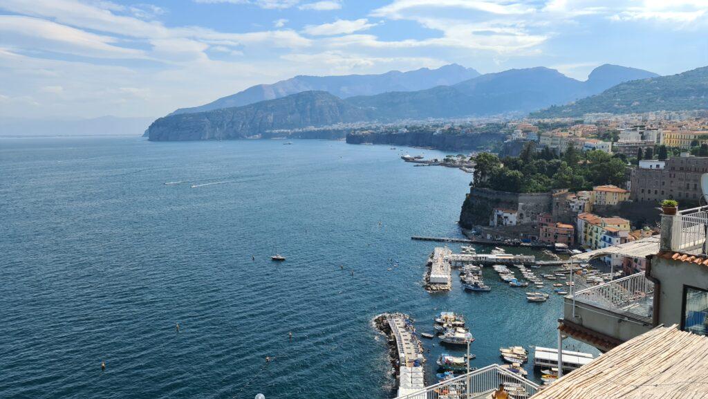 Sorrento Spiagge. Spiaggia di Marina Grande Sorrento vista dallalto e Costiera Sorrentina 3