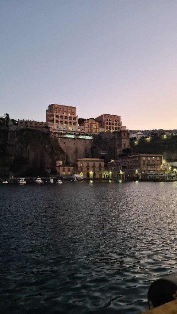 Sorrento in inverno al tramonto. Vista sulla costiera sorrentina Grand Hotel Excelsior Vittoria e Marina Piccola 3