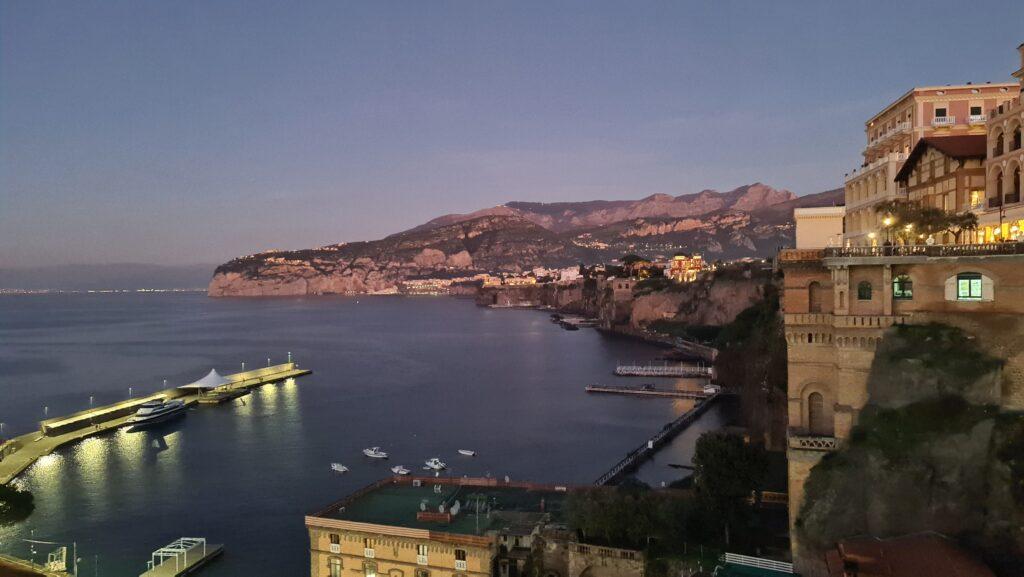 Sorrento in inverno di sera. Marina Piccola di sera e costiera Sorrentina 1