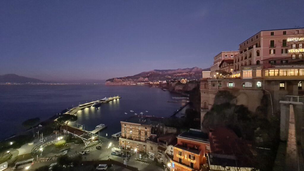 Sorrento in inverno di sera. Marina Piccola di sera e costiera Sorrentina 2