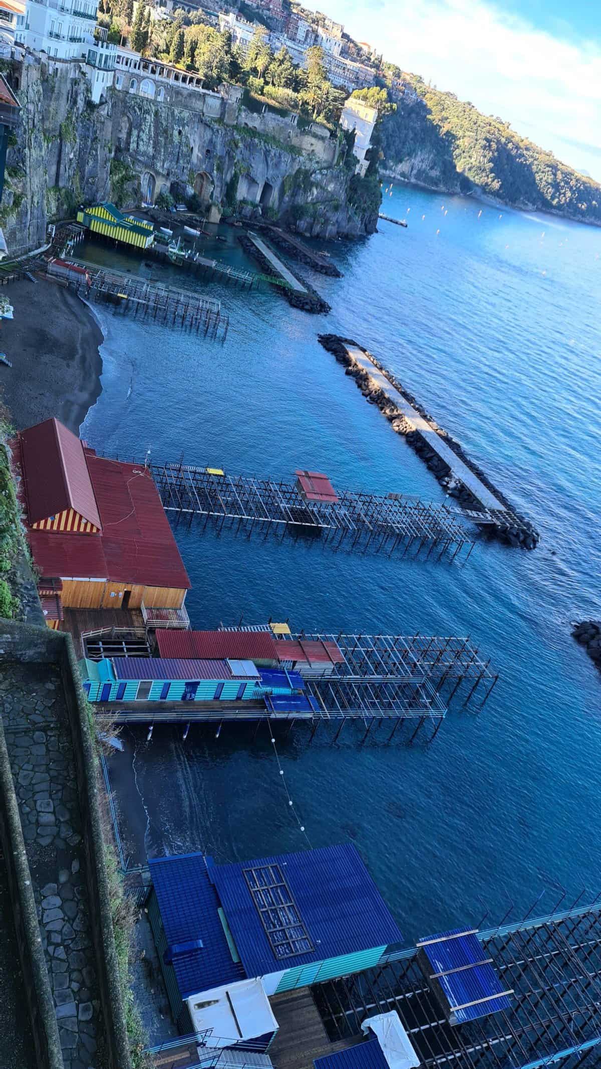 Sorrento in inverno scale discesa dalla Villa Comunale porta ai lidi e stabilimenti balneari spiagg 4