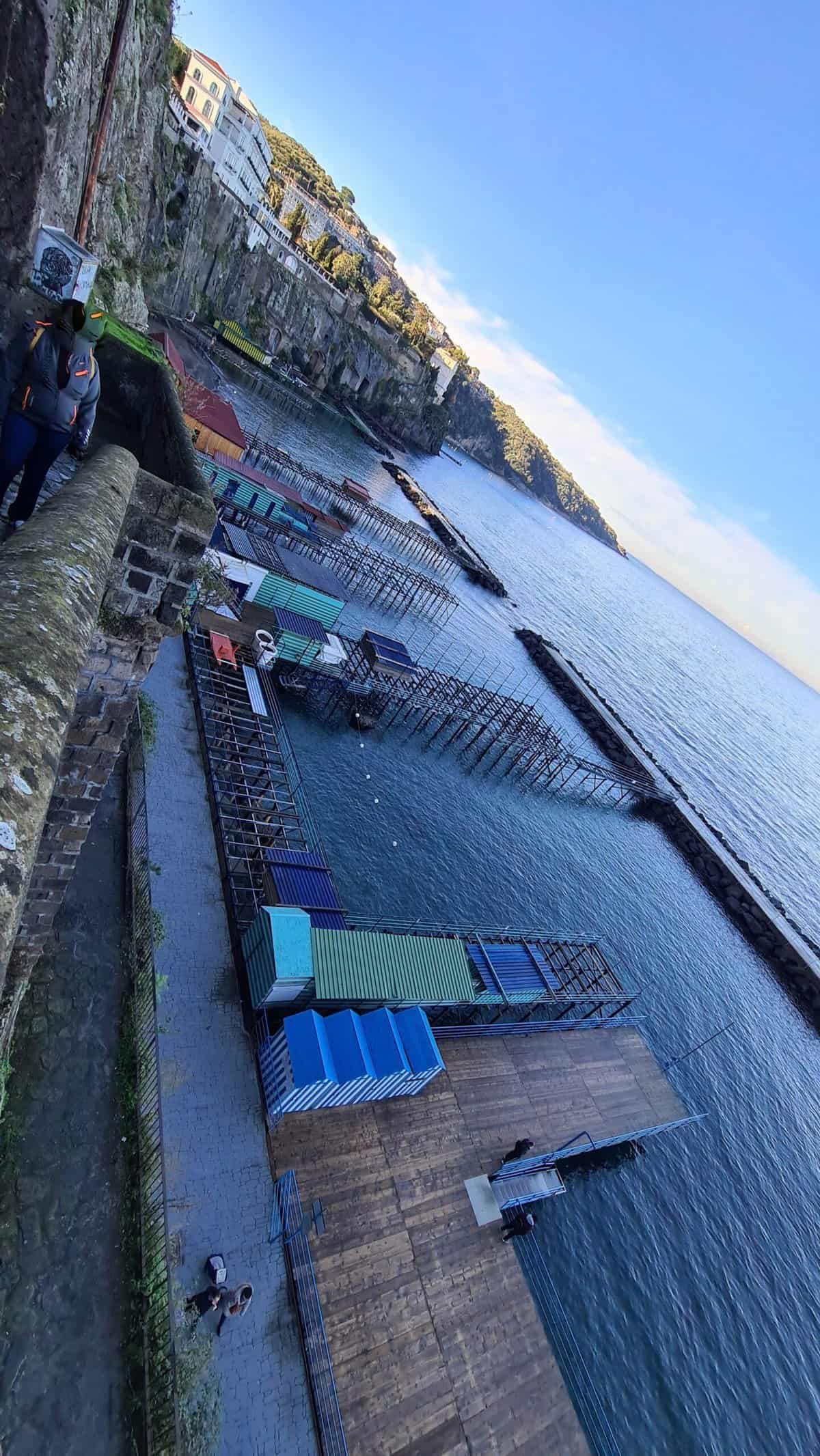 Sorrento in inverno scale discesa dalla Villa Comunale porta ai lidi e stabilimenti balneari spiaggia