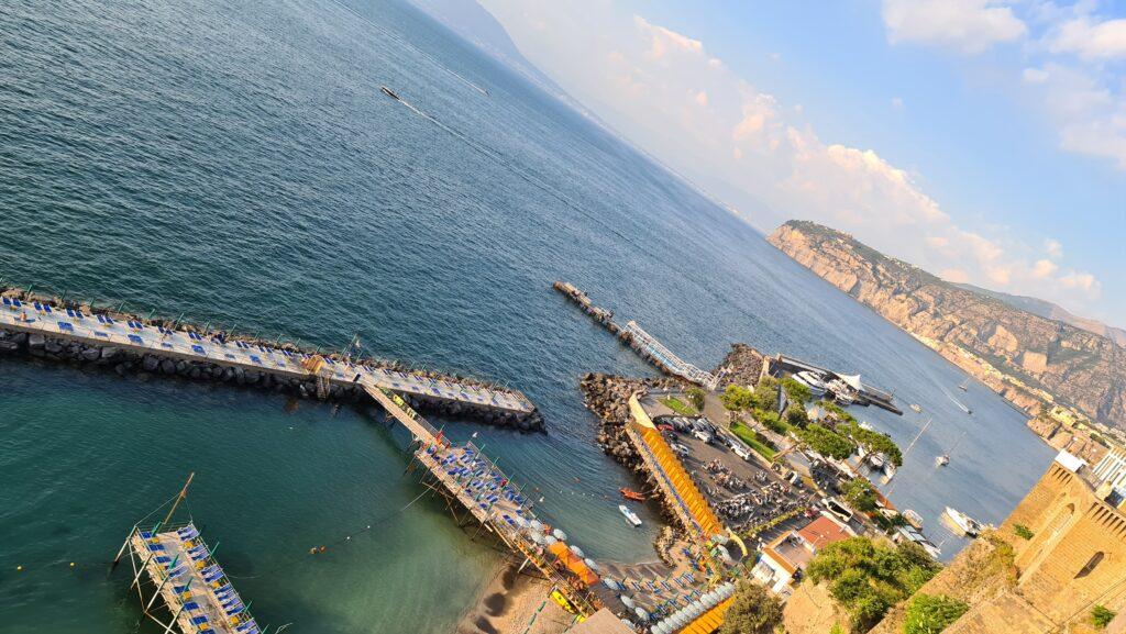 Stabilimenti balneari di Sorrento Visti dallalto dalla Villa Comunale al tramonto 2