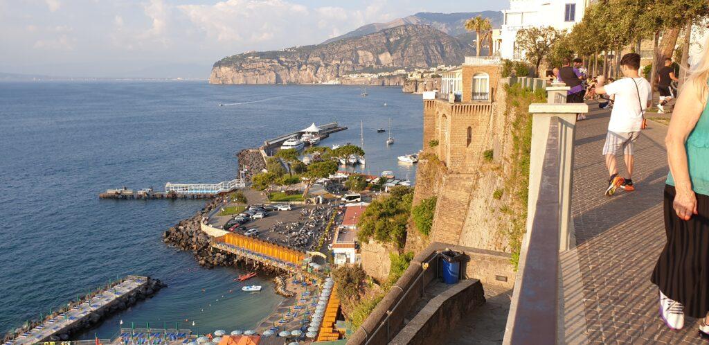 Stabilimenti balneari di Sorrento Visti dallalto dalla Villa Comunale al tramonto 5