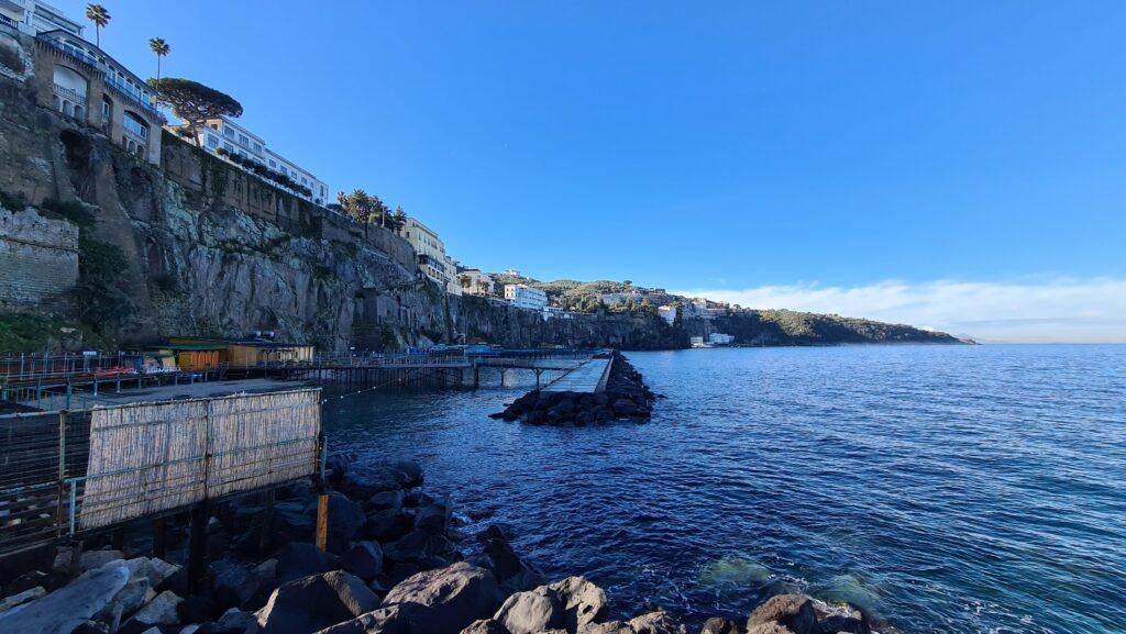 Stabilimenti balneari e Spiaggia Sorrento visti da Marina Piccola 2