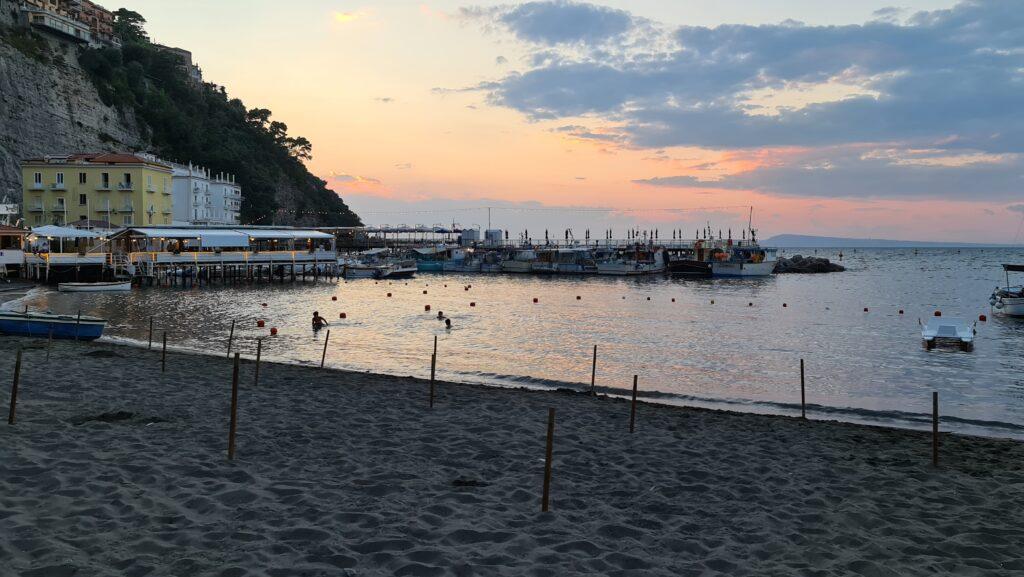 Tramonto visto dalla spiaggia di Marina Grande a Sorrento. Spiagge Sorrento