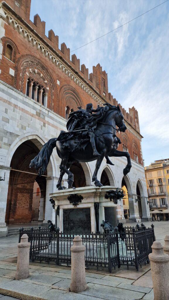 Piacentino cosa vedere a Piacenza Piazza dei Cavalli 1