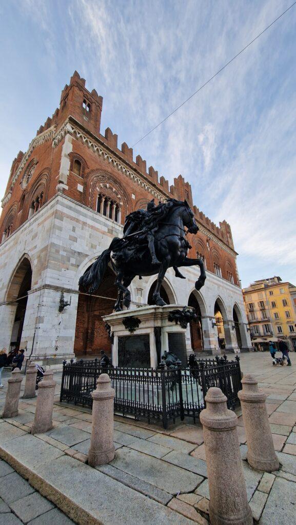 Piacentino cosa vedere a Piacenza Piazza dei Cavalli 2