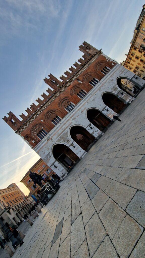 Piacentino cosa vedere a Piacenza Piazza dei Cavalli 4