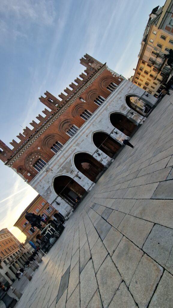 Piacentino cosa vedere a Piacenza Piazza dei Cavalli 5