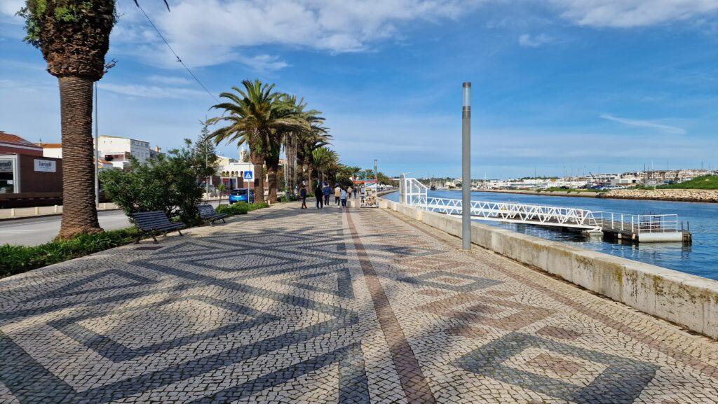 Portogallo Algarve cosa vedere e quando andare Lagos viale lungo il fiume zona marina