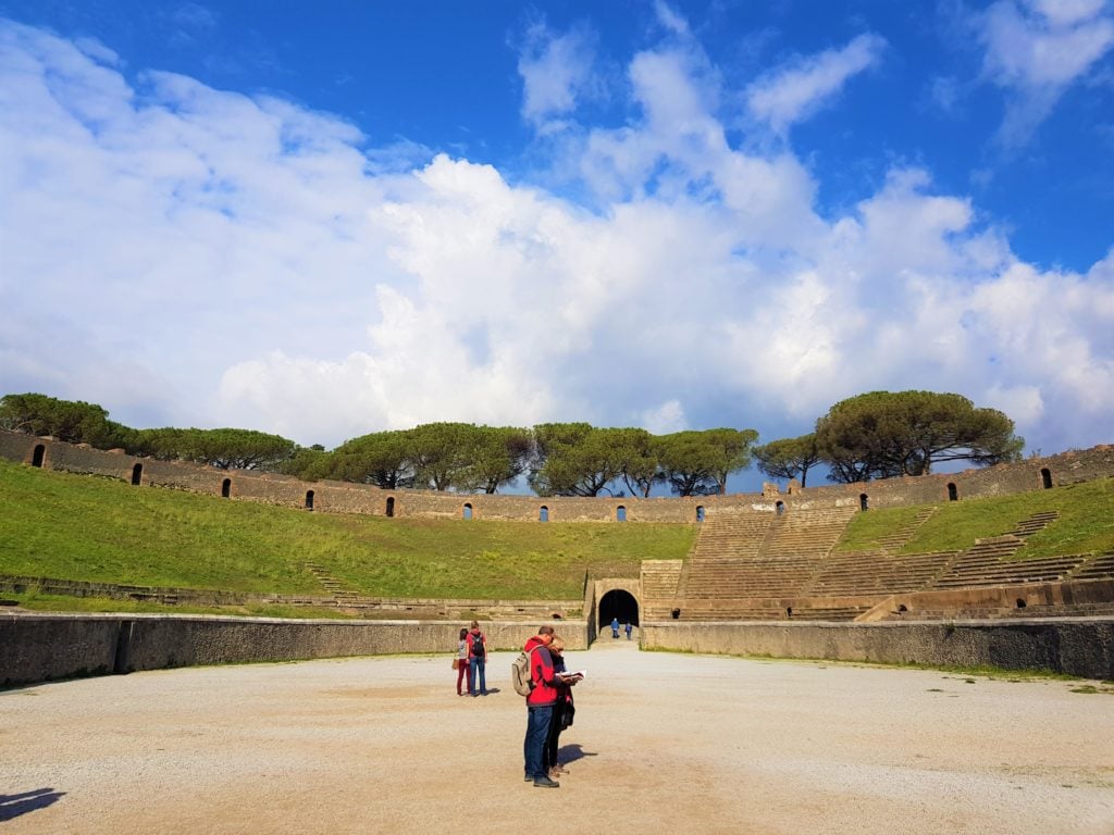 Can you tour Pompeii ruins on your own without a tour