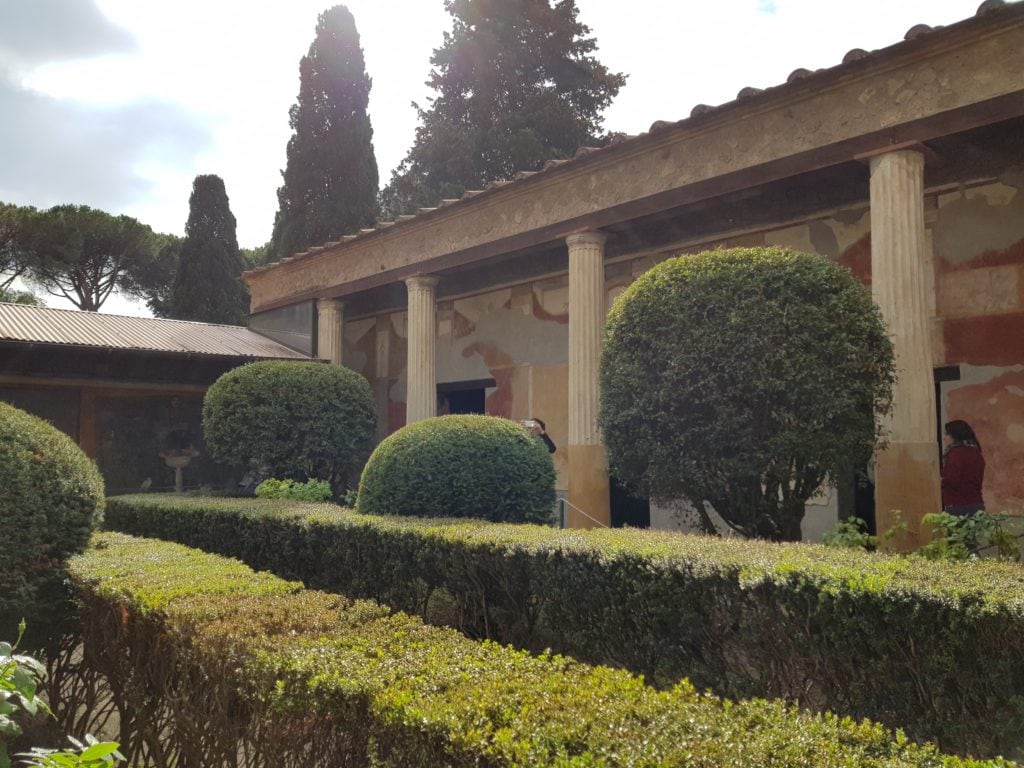 Is it worth to go and visit Pompeii