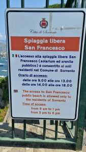 Important note regarding the free beach of San Francesco is that a sign indicates that access is allowed only to residents of the Municipality of Sorrento.